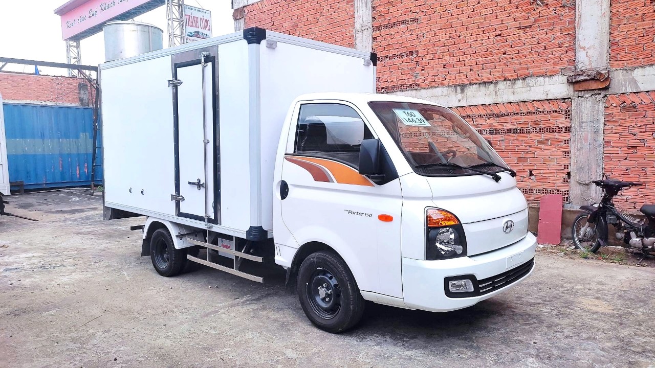 Xe tải Hyundai H150 thùng Compposite